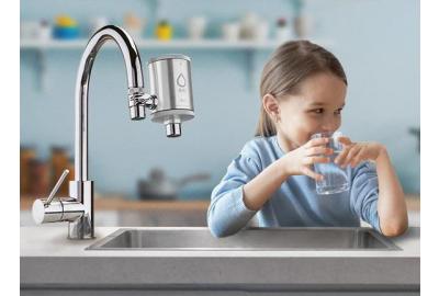 Person trinkt Wasser für gesunde Hydration im Alltag