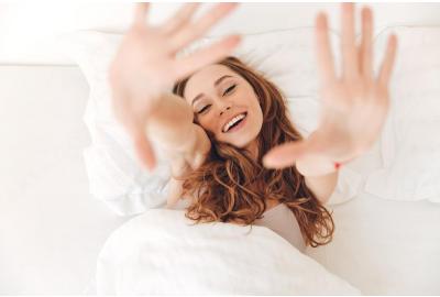 Person schläft entspannt im Bett für besseren Schlaf und Erholung
